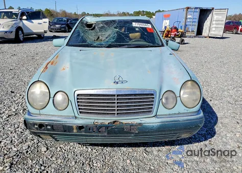 1996 Mercedes-Benz E 320 z USA, uszkodzony, nr VIN WDBJF55F2TJ013035